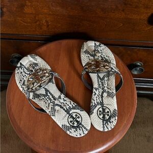 🩶 UEC Tory Burch Black and Tan Snake Print Sandals